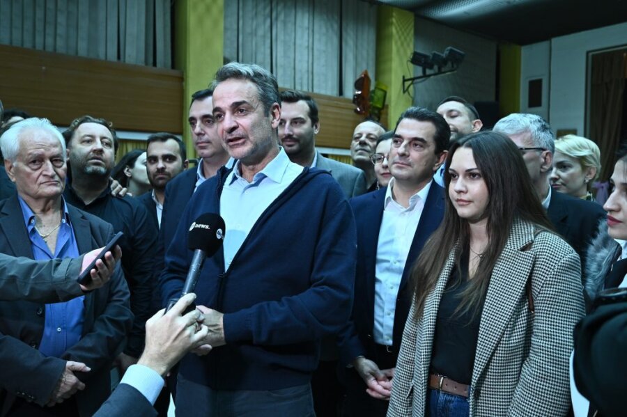 Εσωκομματικές εκλογές ΝΔ: Ο Κυριάκος Μητσοτάκης ψήφισε μαζί με τον γιο του – Ικανοποιημένος από τη μεγάλη συμμετοχή