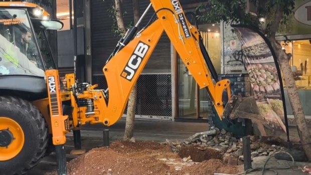 Σύνταγμα: Έσπασε αγωγός της ΕΥΔΑΠ στη Νίκης - Κλειστό το τμήμα από Μητροπόλεως έως Ερμού