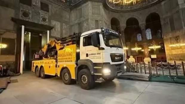 Κωνσταντινούπολη: Σάλος με φορτηγό που μπήκε στην Αγία Σοφία για να γίνουν εργασίες
