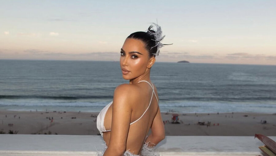 Το μυστικό του χτενίσματος της Kim Kardashian: Ένα αναπάντεχο hair accessory
