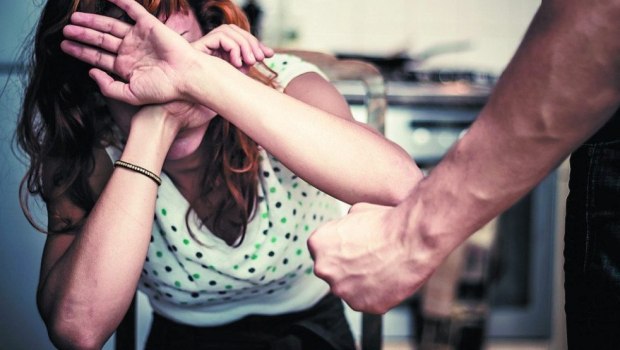 Ενδοοικογενειακή βία: Ξυλοκόπησε άγρια τη σύζυγό του σε πλοίο - Με μώλωπες και αιματώματα η γυναίκα