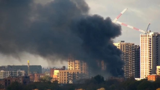 Μεγάλη φωτιά σε αποθήκη στο Λονδίνο – Φόβοι για εκρήξεις, εκκενώθηκε η περιοχή