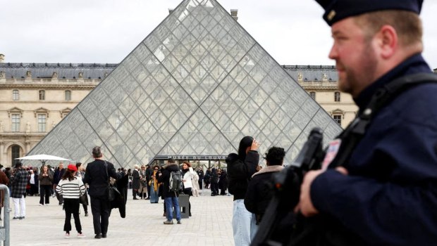 Το Λούβρο ξανά στο μικροσκόπιο: Συνελήφθη ο τέταρτος ύποπτος του «κόλπου του αιώνα»