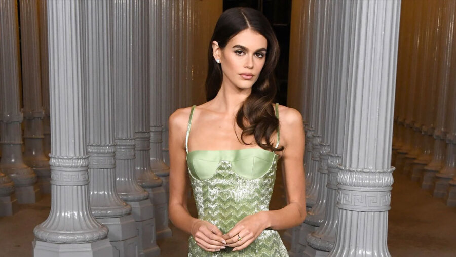 Sleek μαλλιά με χωρίστρα στη μέση: Η Kaia Gerber απογειώνει τη μεγαλύτερη τάση της χρονιάς