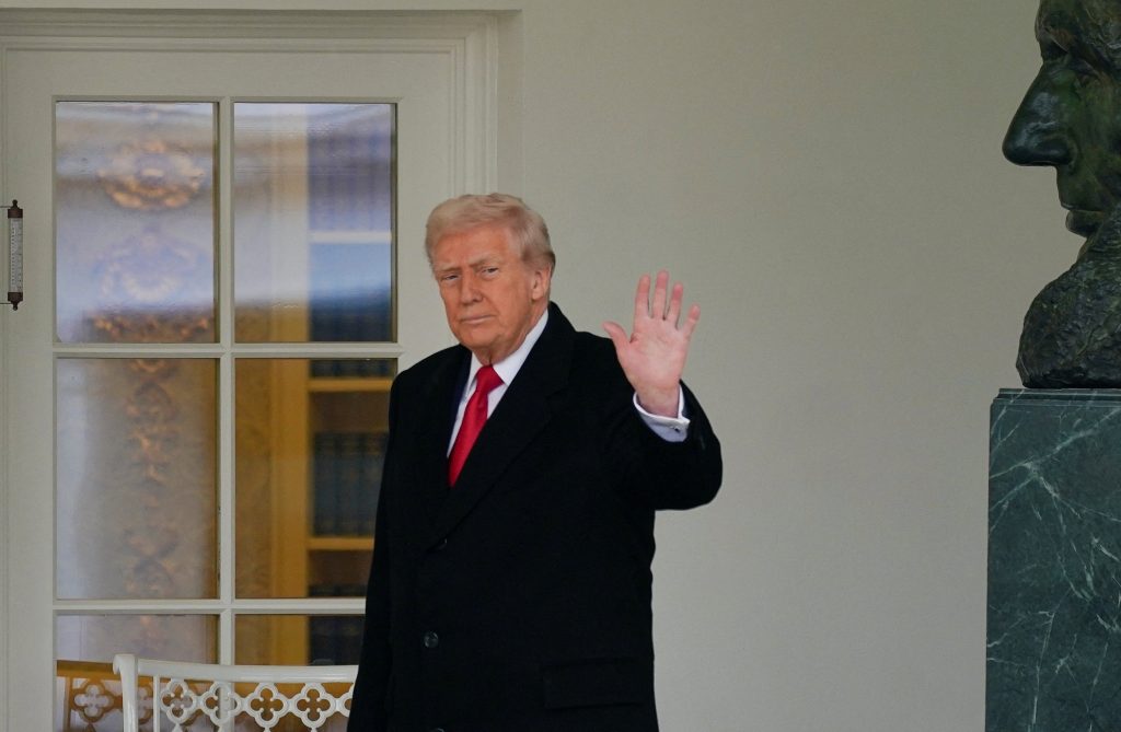 Ντόναλντ Τραμπ: Πληθαίνουν οι ρωγμές στον Λευκό Οίκο