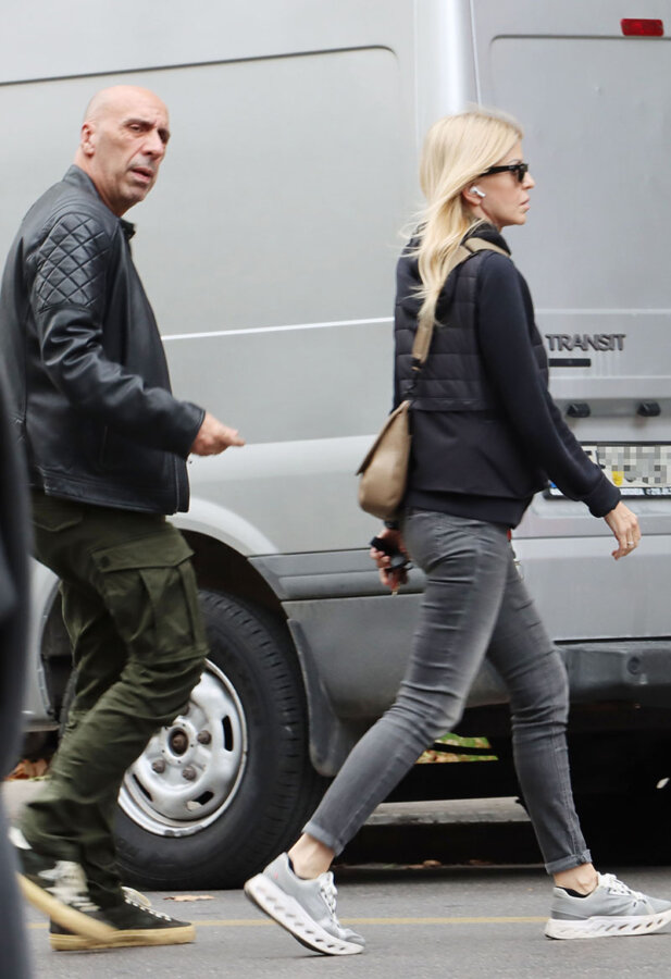 Γιάννης Μπρατάκος-Έλενα Ράπτη: Σπάνια εμφάνιση του ζευγαριού με casual looks στο κέντρο της Αθήνας