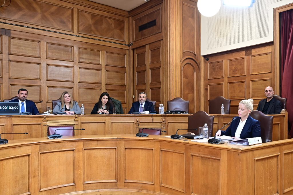 Αξιωματούχος σε ακρόαση