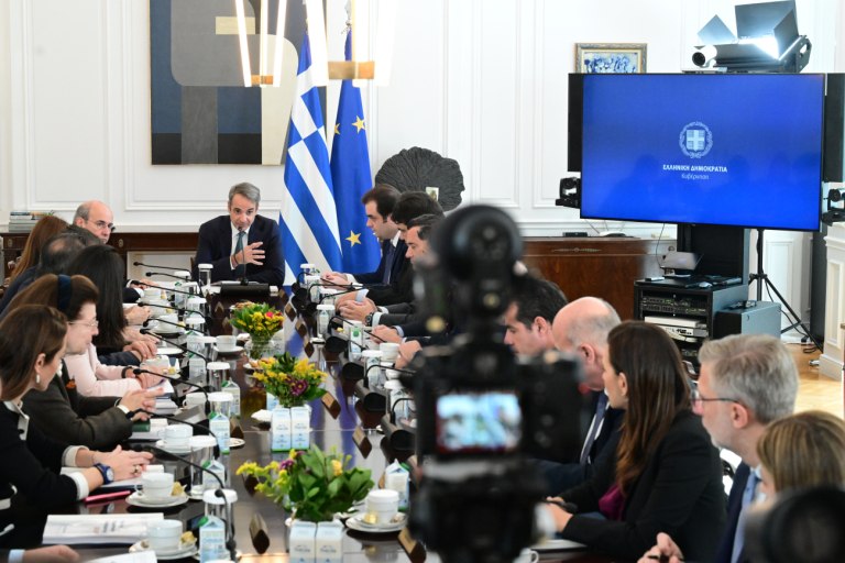 Αντιστροφή του κλίματος με επίδειξη «κοινωνικού προφίλ» επιχειρεί ο Μητσοτάκης – Επαναφέρει το αφήγημα για το βαθύ κράτος