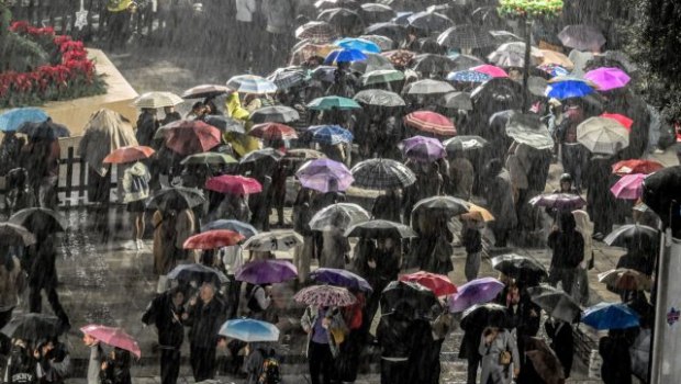 Καταιγίδα πλήττει την Αττική - «Κόκκινος συναγερμός» σε όλη τη χώρα και σήμερα Παρασκευή