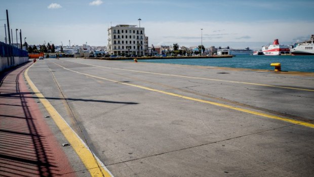 Λιμάνι Πειραιά: Πτώση αυτοκινήτου στη θάλασσα - Κατάφερε να βγει σώος ο οδηγός