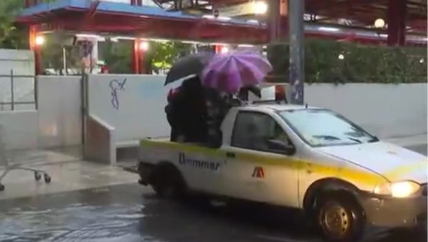 Κακοκαιρία Adel: Μετέφεραν σε καρότσα αγροτικού κόσμο που δεν μπορούσε να διασχίσει τον δρόμο στον ΗΣΑΠ Μοσχάτου