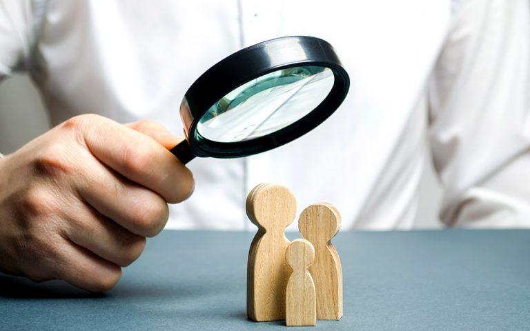 Δημογραφικό: Πώς αυξάνει τη φορολογία και μετακυλύει το κόστος στις νεότερες γενιές