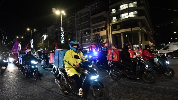 Στους δρόμους οι διανομείς: Δυναμική μοτοπορεία στην Αθήνα και στάση εργασίας έως τις 23:00