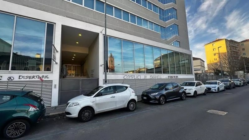 Ιταλία: Διαδηλωτές εισέβαλαν στα γραφεία της εφημερίδας La Stampa - Άφησαν κοπριά και πέταξαν βιβλία