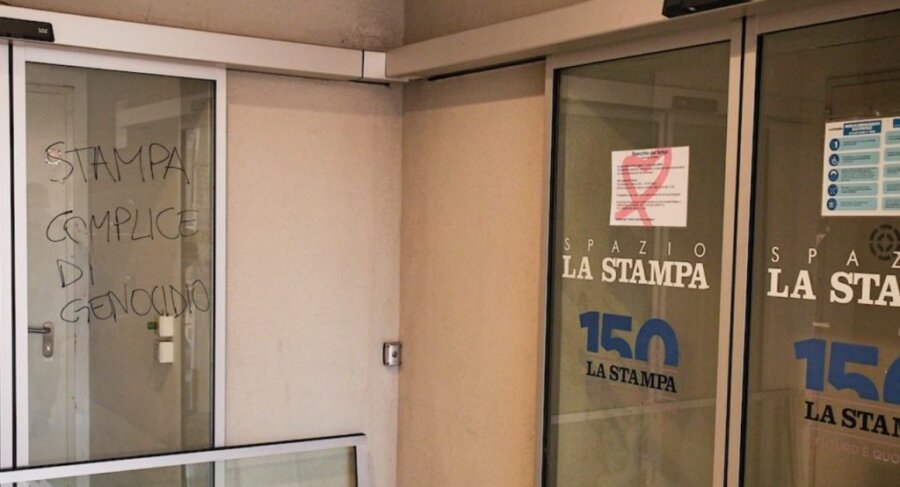 Ιταλία: Εισβολή διαδηλωτών στη La Stampa – Καταστροφές και συνθήματα στους τοίχους (video)
