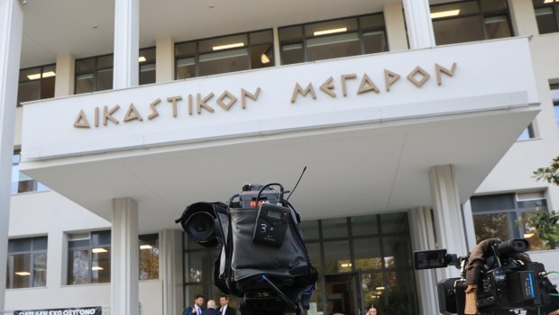 Τέμπη: Οργή συγγενών των θυμάτων για τις καθυστερήσεις στη δίκη για τα βίντεο