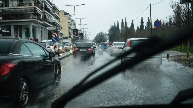 Αττική: Πτώσεις δέντρων από την ισχυρή καταιγίδα τα μεσάνυχτα - Πού θα βρέξει τις επόμενες ώρες