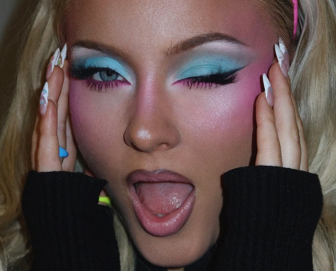 Zara Larsson: Επαναφέρει το Y2K make-up στα χειμερινά trends του μακιγιάζ