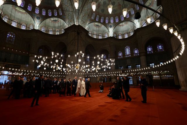 Η επίσκεψη του Πάπα στο Μπλε Τζαμί – Έβγαλε τα παπούτσια του, αλλά δεν προσευχήθηκε