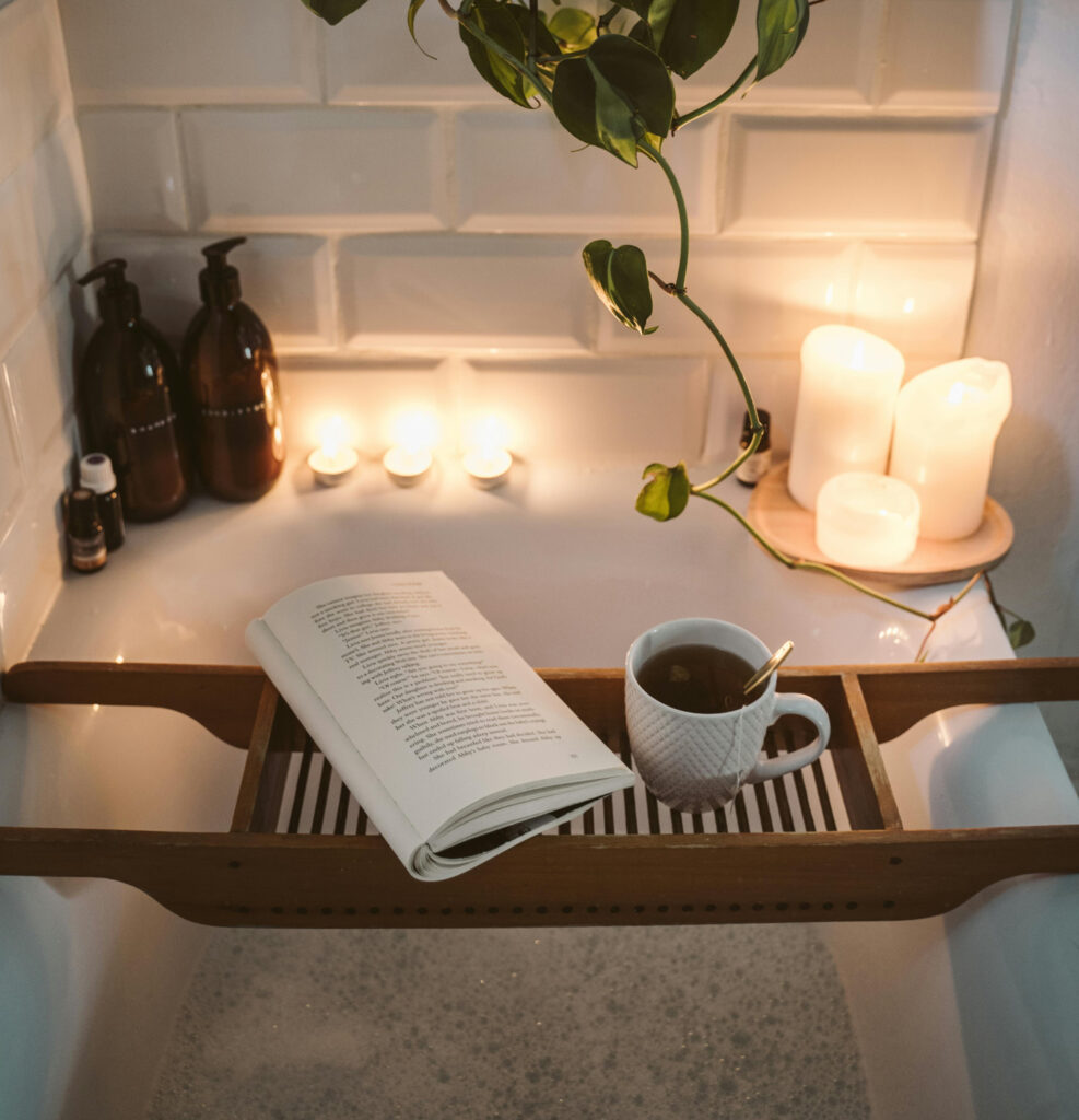 Cozymaxxing: Το self-care trend που μας βοηθά να ξεπεράσουμε τα winter blues