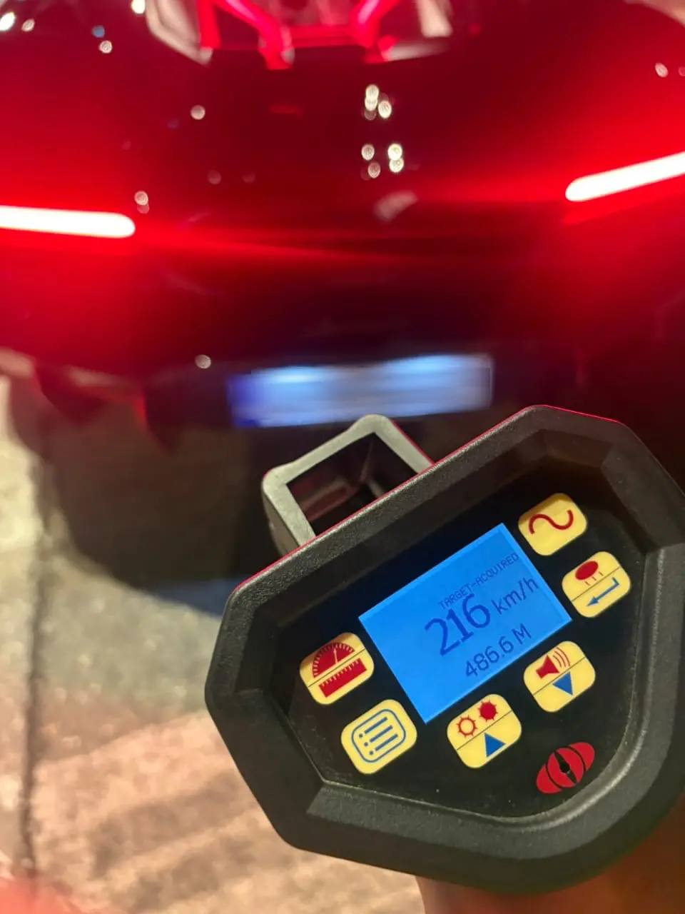 Συνελήφθη γνωστός επιχειρηματίας για υπερβολική ταχύτητα - Έτρεχε με 216 χλμ στη λεωφόρο Βουλιαγμένης