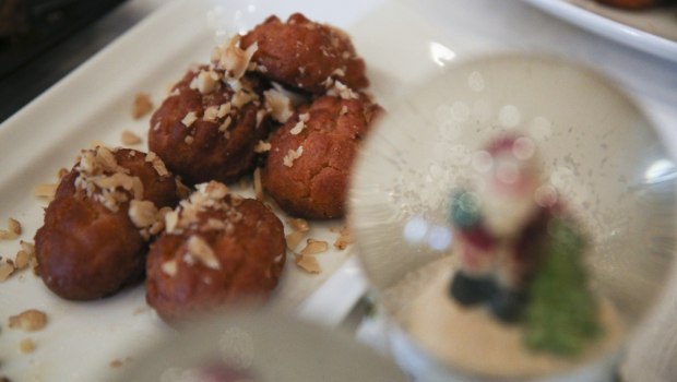 «Χρυσό» το χριστουγεννιάτικο τραπέζι - Στα 18 ευρώ το κιλό κουραμπιέδες και μελομακάρονα