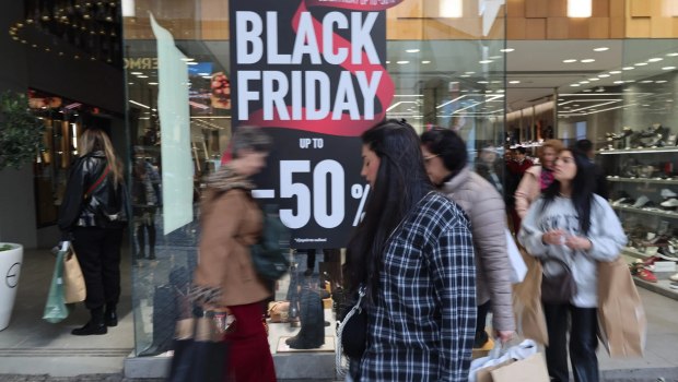 Black Friday: Μικρότερες από ό,τι στο εξωτερικό οι εκπτώσεις - Online ψωνίζουν οι νέοι