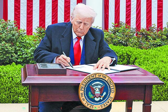 Ντόναλντ Τραμπ υπογράφει έγγραφο