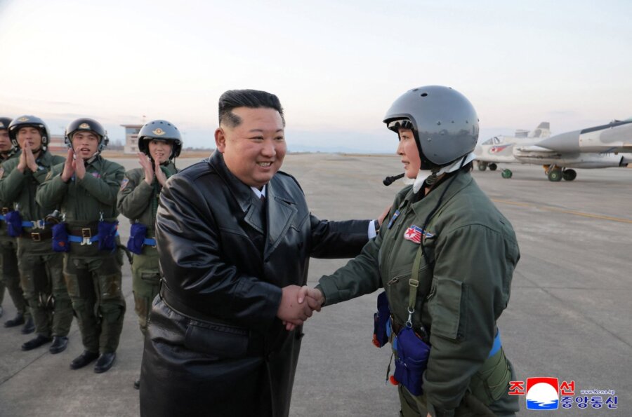 Βόρεια Κορέα: Ο Κιμ συγχαίρει την αεροπορία για την πυρηνική αποτροπή απέναντι στους εχθρούς του