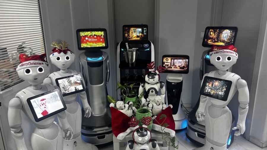 εικόνα που δείχνει τον Nova, τον Mini, τον Pepper, τον Nao, τον Billy Billy και τα υπόλοιπα ρομπότ