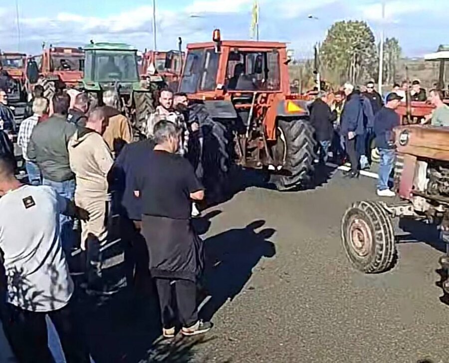Χημικά κατά των αγροτών από αστυνομικούς - Έκλεισε από τα τρακτέρ η Εθνική στο ύψος του Πλατυκάμπου