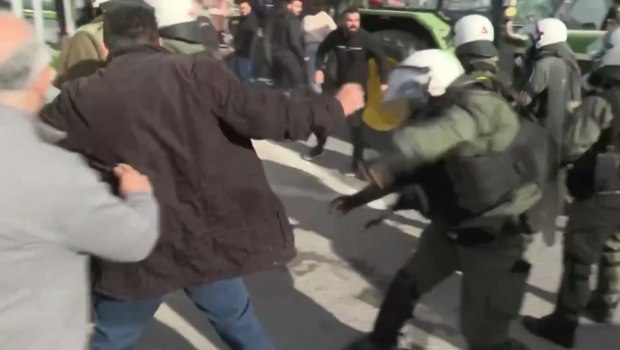 Αγρότες: Νέο βίντεο ωμής αστυνομικής βίας - ΜΑΤατζής χτυπά με μένος με γκλοπ απροστάτευτο αγρότη που διαμαρτύρεται