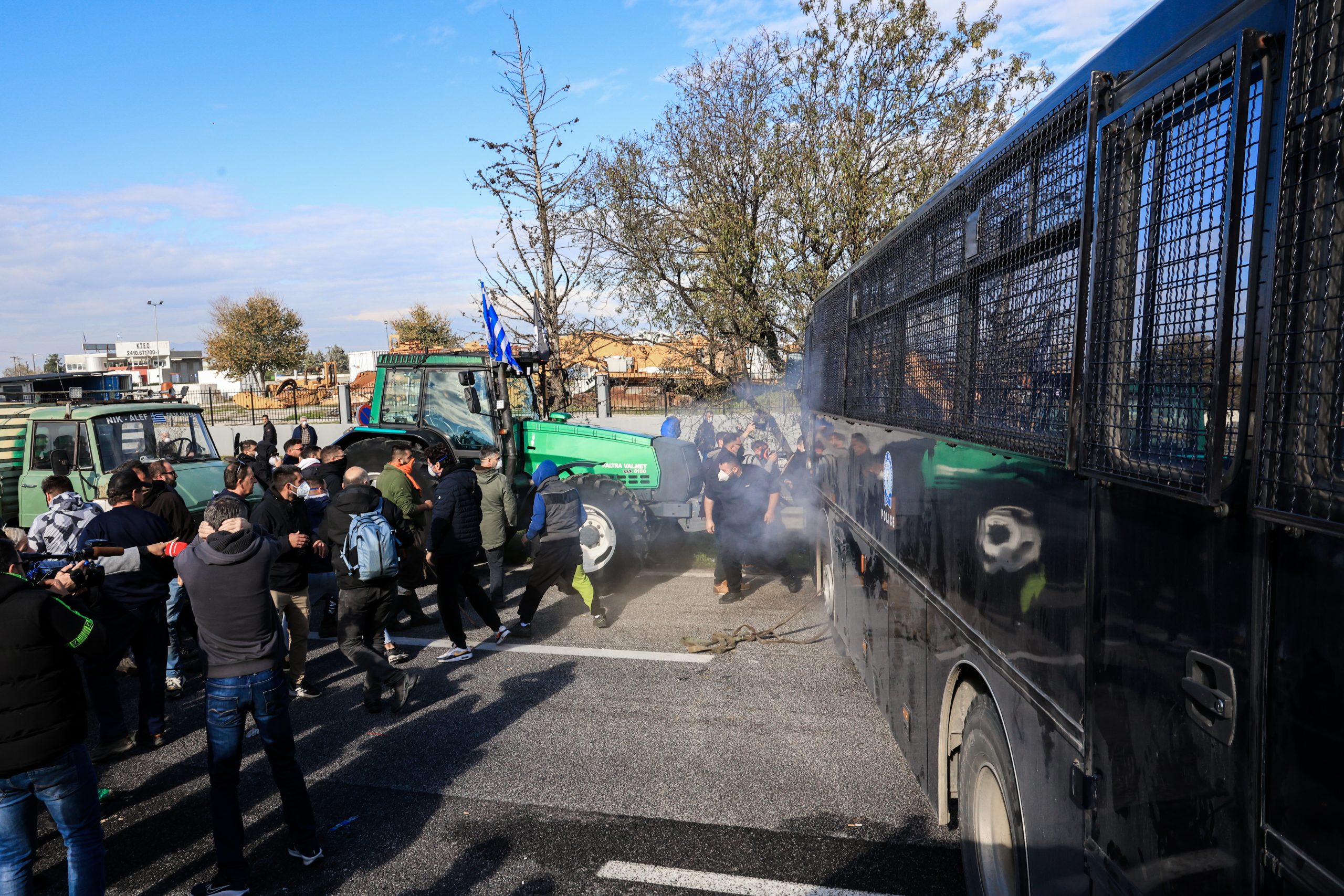 [382518] ΑΓΡΟΤΙΚΟ ΜΠΛΟΚΟ ΣΤΗ ΝΙΚΑΙΑ ΛΑΡΙΣΑΣ (EUROKINISSI)