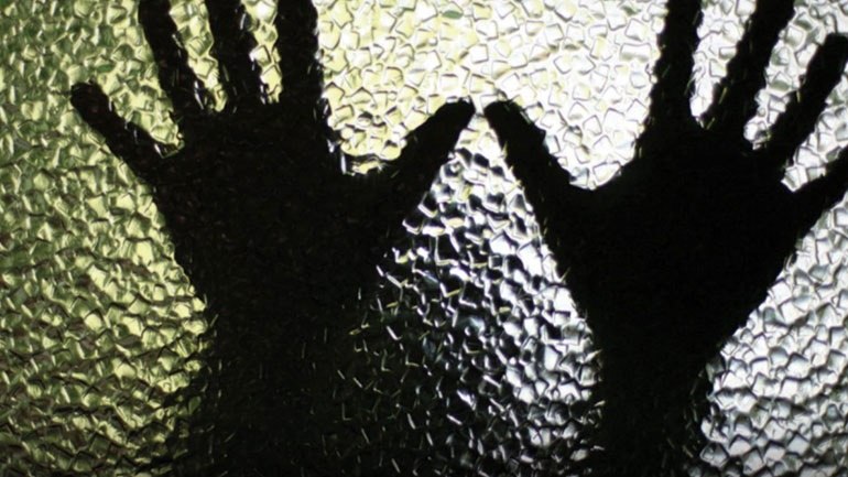 Σκιά χεριών πίσω γυαλί