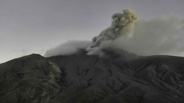 Κολομβία: Το ηφαίστειο Πουρασέ βρυχάται και σκορπά τέφρα
