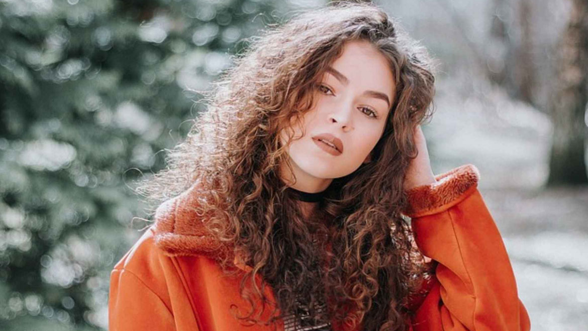 Σγουρά μαλλιά τον χειμώνα: Πώς θα παραμείνουν οι μπούκλες σου ελαστικές και υγιείς όλη τη σεζόν