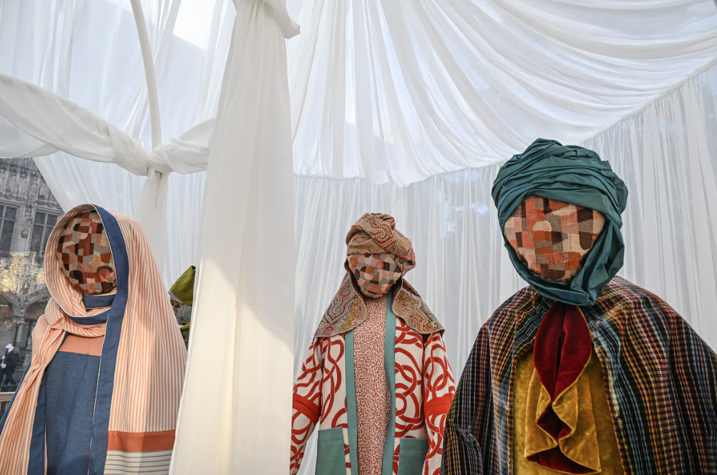 Γλυπτά με παραδοσιακές μαντίλες