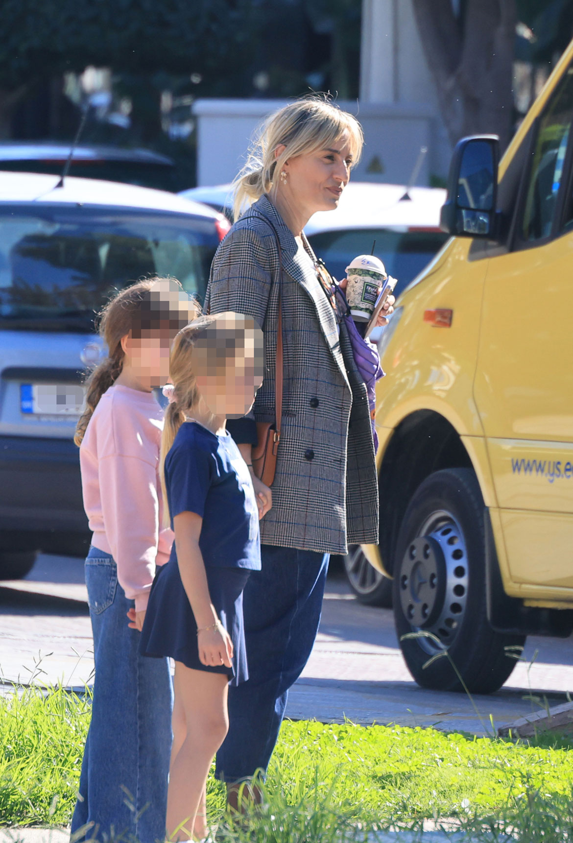 Ελεονώρα Μελέτη: Στο κέντρο της Γλυφάδας μαζί με την 7χρονη κόρη της