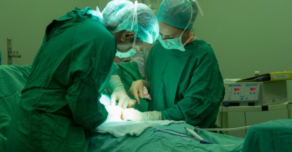 Οι άγνωστες επιπλοκές της καισαρικής τομής: Μπορεί να εμφανιστούν χρόνια αργότερα