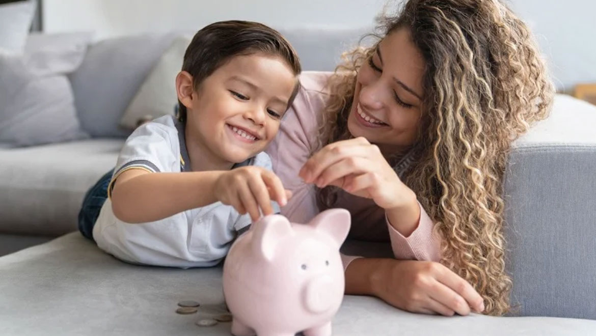 Τα χρήματα δεν «ξεφυτρώνουν»: Τα πιο πολύτιμα οικονομικά μαθήματα για τα παιδιά