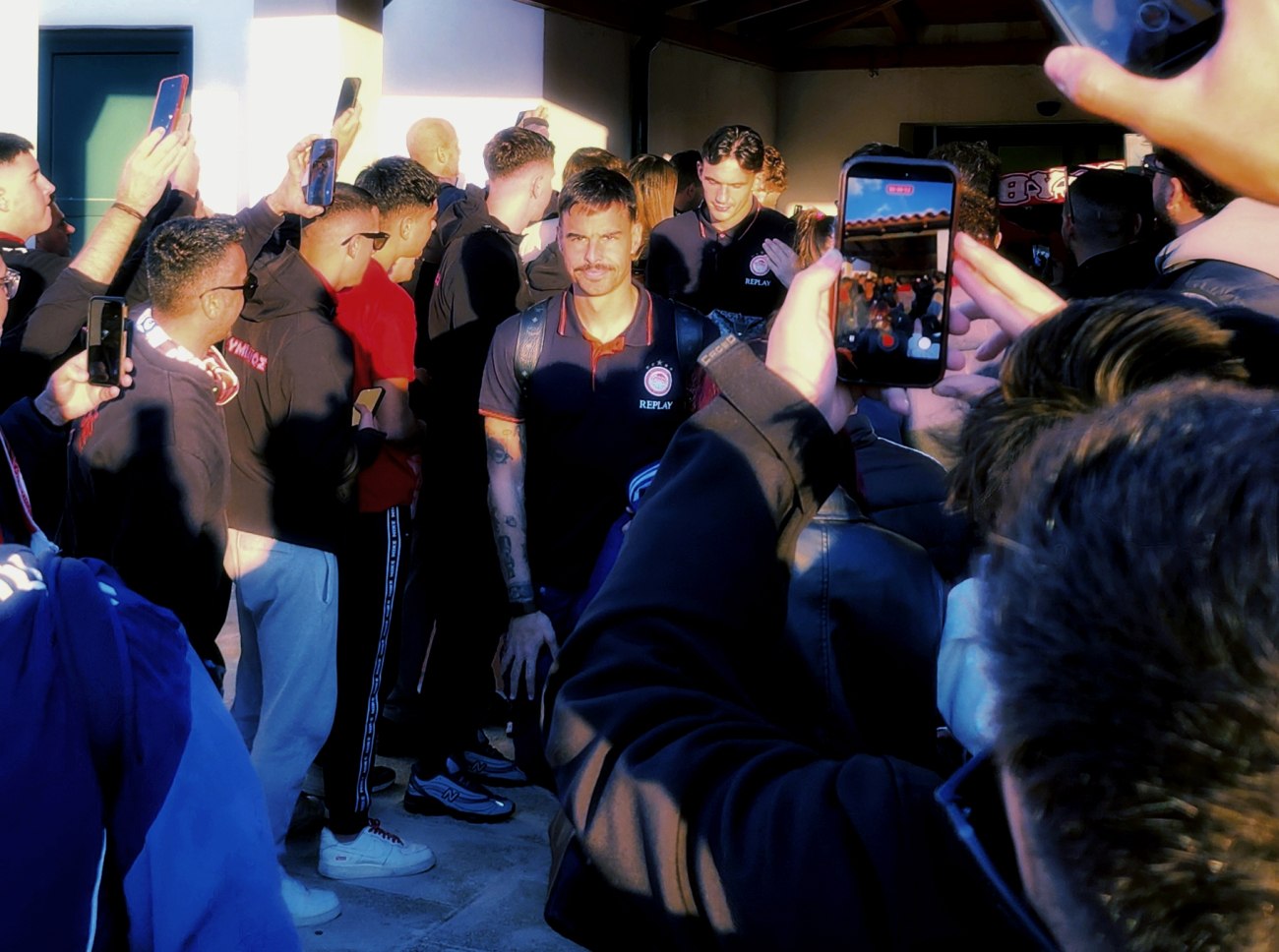 Ολυμπιακός: Αποθεώθηκε στη Σύρο η «ερυθρόλευκη» αποστολή (pics)