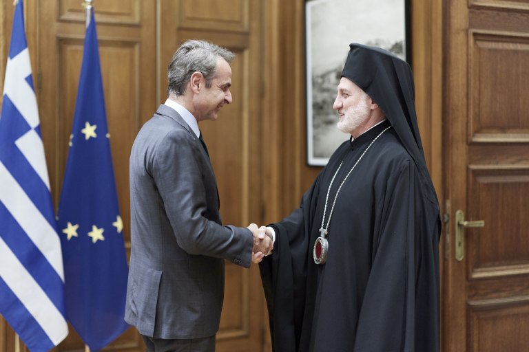 Σε καλό κλίμα η συνάντηση Μητσοτάκη – Ελπιδοφόρου στο Μαξίμου