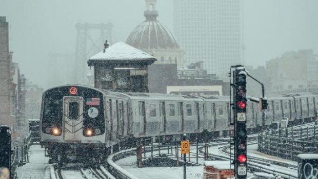 Σε κατάσταση συναγερμού 1 στους 7 Αμερικανούς με χιονοθύελλα να πλήττει μεγάλο μέρος των ΗΠΑ [βίντεο]