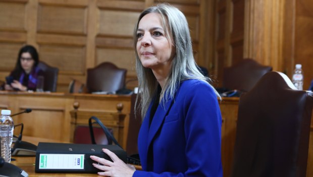 Κοίτα ποια και για ποιον τολμά να μιλήσει – Η κυρία Ferrari και η απεργία πείνας έξω από τη Βουλή