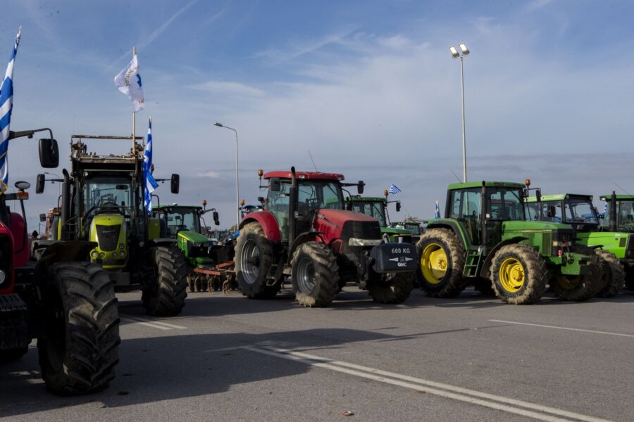 Κινητοποιήσεις: Αμετακίνητοι οι αγρότες στα μπλόκα - Σε κλοιό η κυβέρνηση