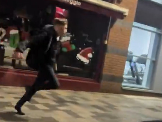 Βρετανία: Καρέ καρέ αστυνομική καταδίωξη φυγά με μια δόση «στιγμιαίου κάρμα»