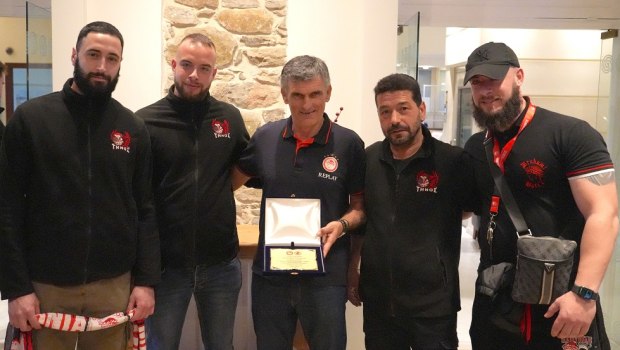 Ολυμπιακός: Φίλαθλοι από Σύρο, Σαντορίνη και Τήνο βράβευσαν Μεντιλίμπαρ και Καραπαπά (pics)