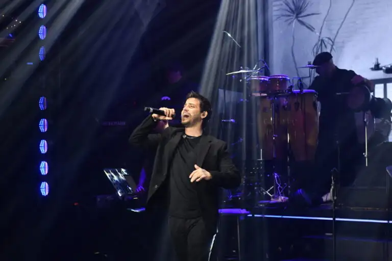 Αναστάσιος Ράμμος: Η πρώτη δημόσια εμφάνιση με την εγκυμονούσα σύντροφό του στην παρουσίαση του νέου του άλμπουμ