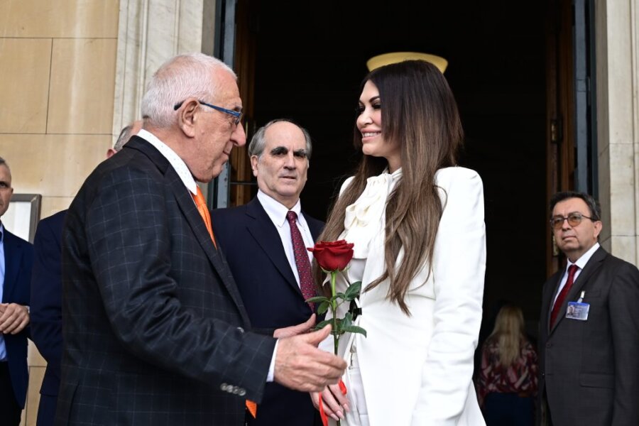 Στη Βουλή η Κίμπερλι Γκίλφοϊλ – Με κόκκινο τριαντάφυλλο την υποδέχθηκε ο Νικήτας Κακλαμάνης