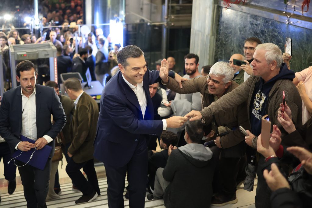 Η άφιξη του Αλέξη Τσίπρα στο «Παλλάς» – «Αλέξη μπροστά να φύγει η δεξιά»
